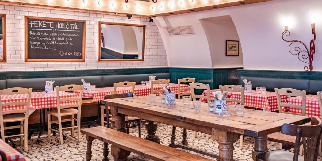 Fekete Hollo Restaurant Cozy Small Traditional Hungarian Diner Buda Castle Budapest