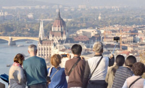 Budapest Grand City Live Guided Tour Ticket Bus and Walking