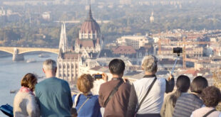 Budapest Grand City Live Guided Tour Ticket Bus and Walking